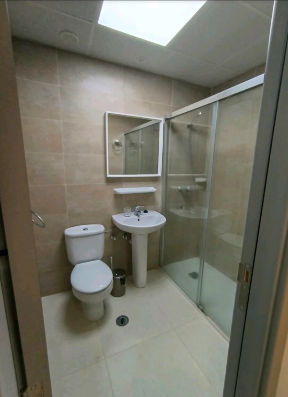 Baño de Hostal Tuhami con lavabo y ducha con mampara